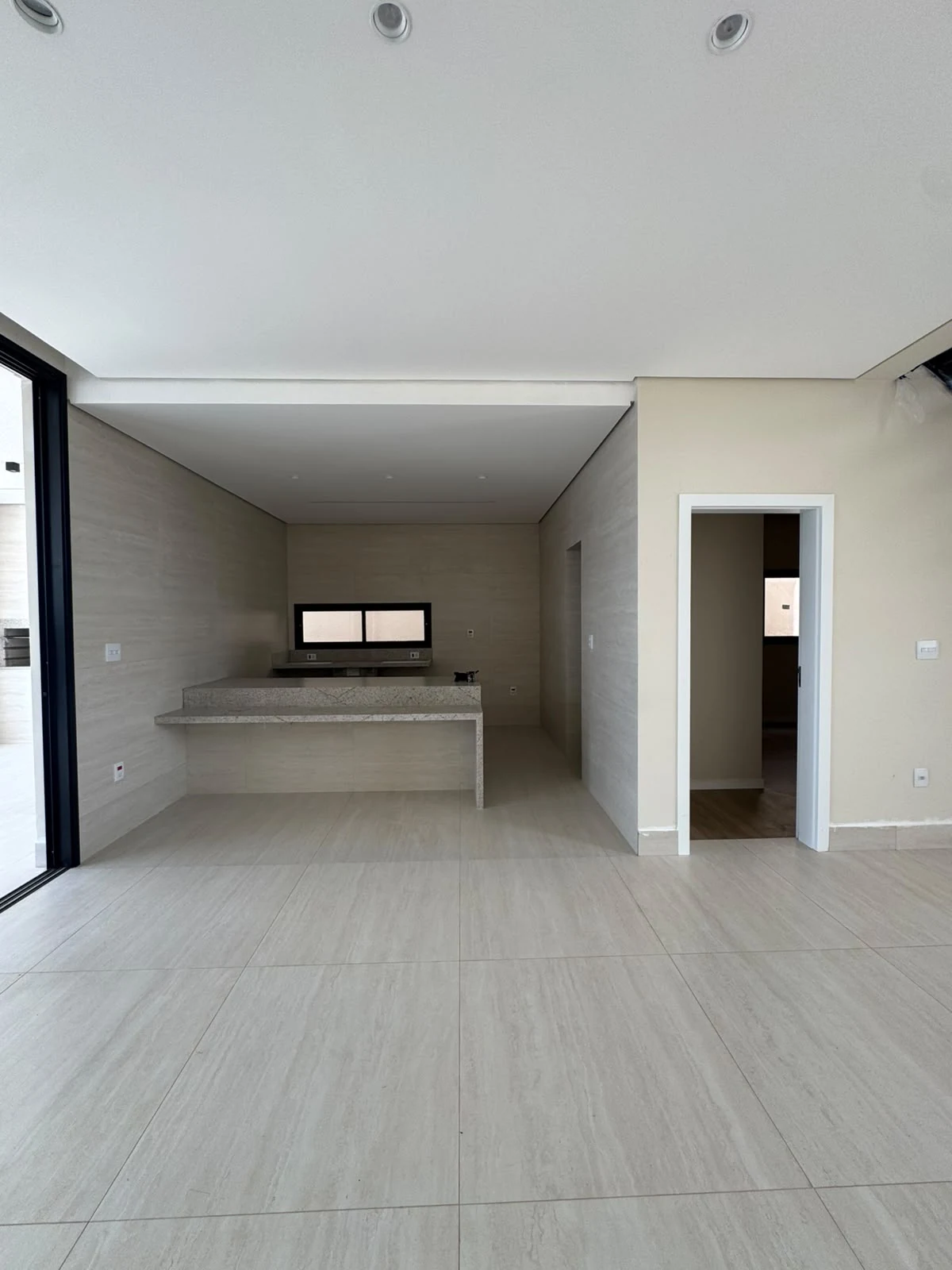Casa Arezzo — Cozinha integrada à área social em Gran Park Toscana · Vespasiano
