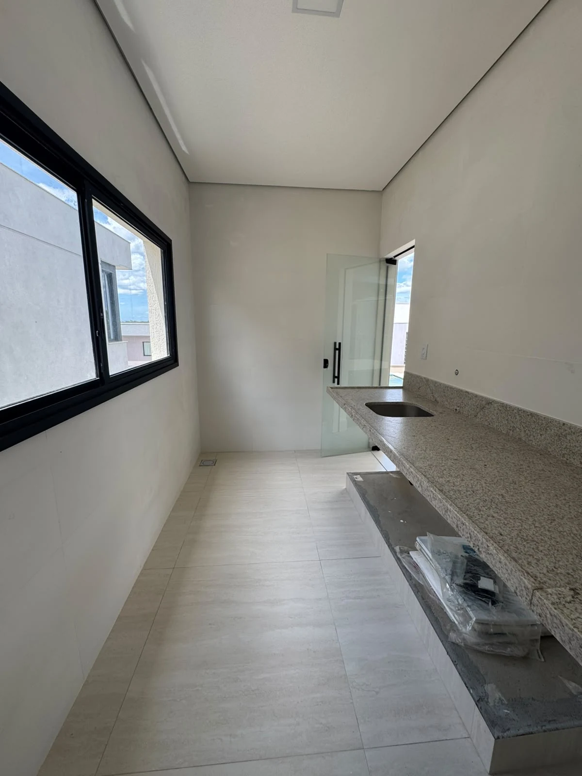 Casa Arezzo — Área de serviço com bancada em Gran Park Toscana · Vespasiano
