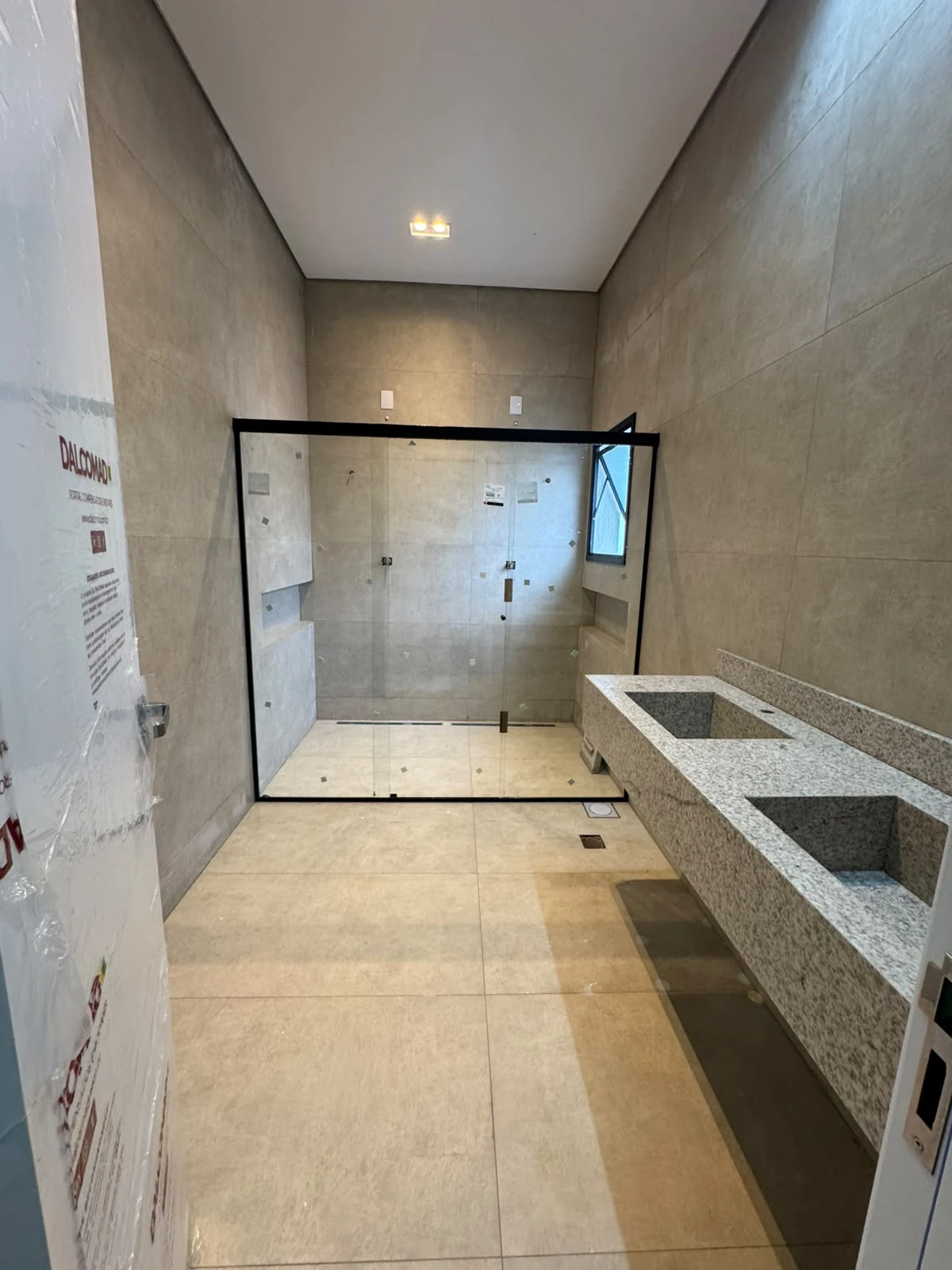 Casa Arezzo — Banheiro com bancada dupla em Gran Park Toscana · Vespasiano