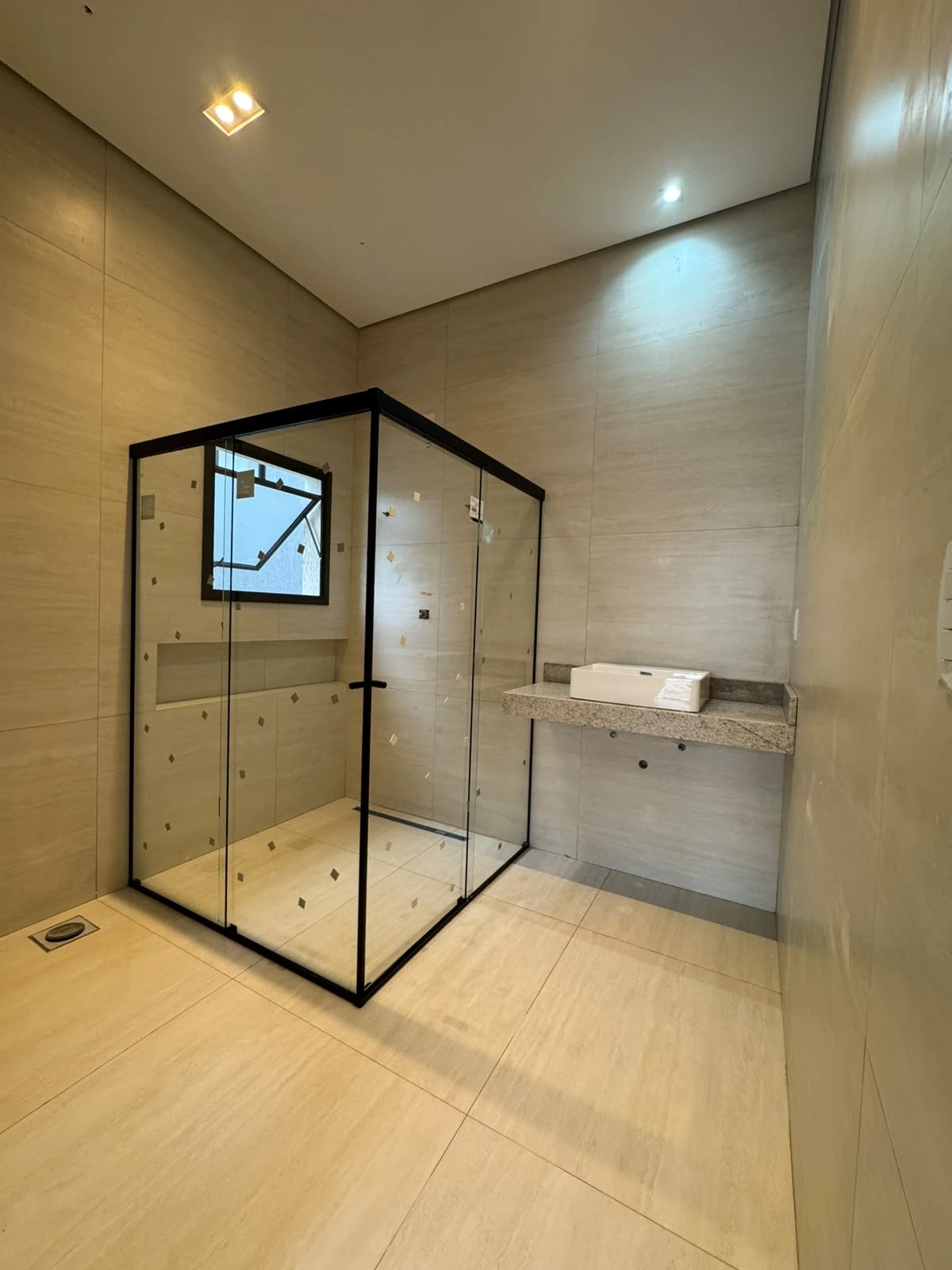 Casa Arezzo — Banheiro com box de vidro e bancada em Gran Park Toscana · Vespasiano