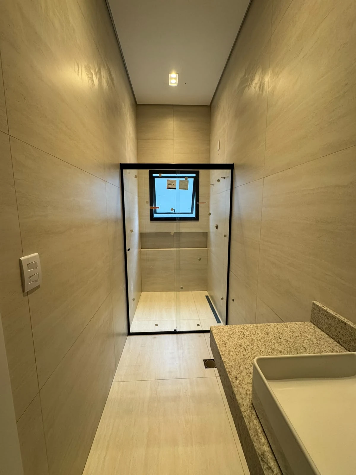 Casa Arezzo — Banheiro com box e nicho em Gran Park Toscana · Vespasiano